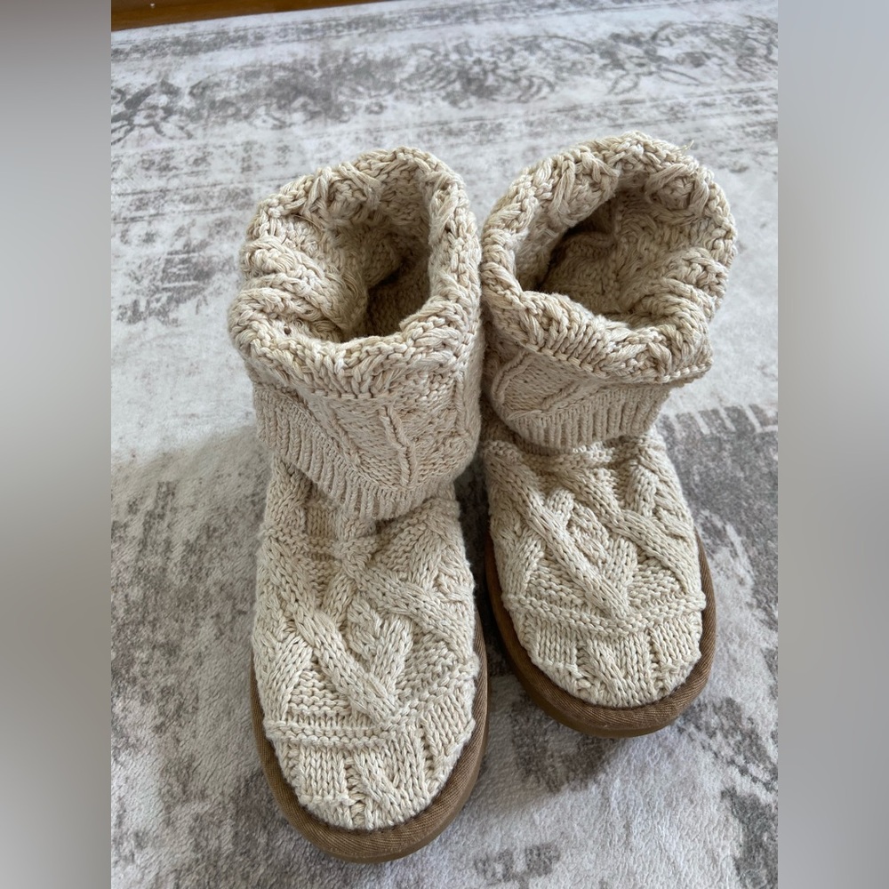 UGG Women’s Cream Kalla Cable Knit Sweater with Shearling Pull on Boots Sz 9 - Picture 13 of 13